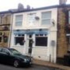 Traditionally cooked fish & chips, with owner having over 40 yrs experience! Located on Lowtown. Open every tea time (ex. Sun), & open Friday/Saturday lunch.
