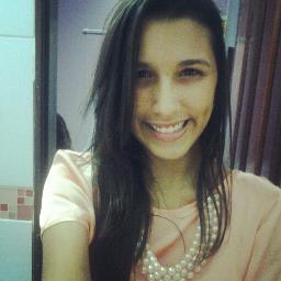 Feliz e desastrada.Sou daquelas que riem quando não pode,que tropeçam no vento e caem sozinha.Mas sem perder o bom humor,claro =)