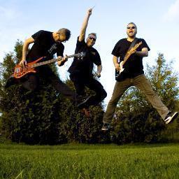 Trije X Nix is in frysktalige boerenrockband.

Ek op facebook http://t.co/A9fFkKGw