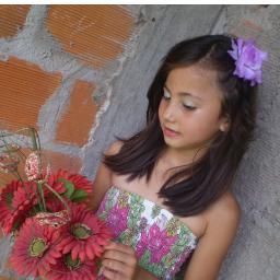 sou uma criança feliz,engraçada,amorosa,timida e brincalhona...adoro meus amigos meus colegas meu irmão e a minha mãe e o meu pai...