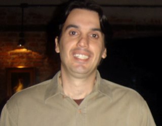 Medico neurologista. Mestre e Doutor em Neurologia pela Universidade Federal do Rio de Janeiro.