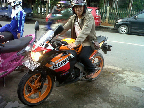 Siapa yg tidak sombong invite pin aq   2A7C5107 /085651030609 dri kalangan apa aja,,, aq mau cri tmn yg byk aq bsa jaga rahasia kalian trimakasih yg mau invite