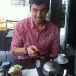 Profesor de literatura inglesa, muy sexy y además joven. Según la madre de mi novia (y alumna) Aria Montgomery, soy muy cute. Mi hermano NO es más guapo que yo.