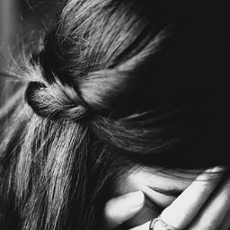 Yo sola me lastimo dándole cuerda a un amor virtual. 
Siempre me mentí perdida en su mirada. 
Él? Sólo me hizo probar la locura... DMG
 'No sigas a oscuras'