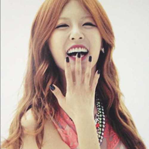 ฉันคือ ฮยอนอา(เห็ดบ๊อง) สวยมาก เซ๊กซี่ทลุจอ (?) แบ๊วได้บ๊องหน่อยคุยได้ทุกเรื่อง คุยไรคุยหมด จุ้บ. *ทำปากจู๋. ฟอลมาคุยกันเยอะๆนะค่ะ 3