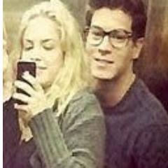 a uma loira do cabelo cacheado @Lua_Blanco & um moreno com um topere perfeito  @Aguiarthur -
 dona @Bcaroolina
