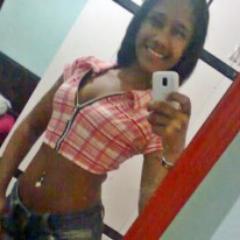 A menina q aprendeu q é nescessario abrir os olhos e perceber que as coisas boas estão dentro de nóis,onde os sentimentos não prescisam de motivos.IzaLiima