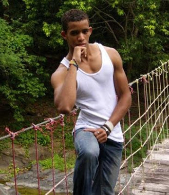 Me gustan las cheras respetuosas, q no sean locas, bonitas... Soy romantico y se tratar a mis amigos/as!! El futbol es mi vivir
