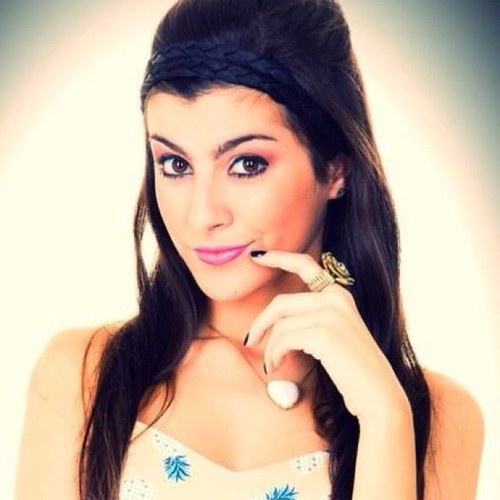 Ariana, atriz, modelo fotográfico , Extrovertida, ansiosa, viciada em música, fotos, internet, comida japonesa e... apaixonada pela vida (: