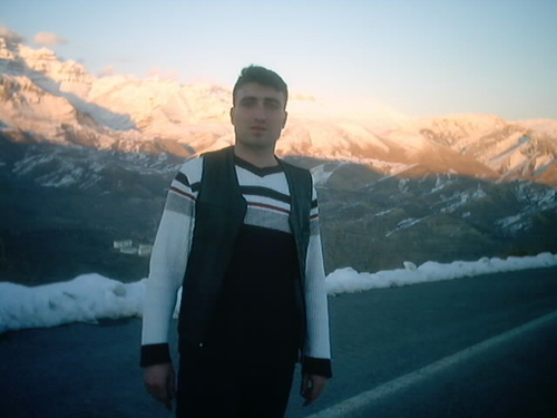 Dağ başını duman almış,Gümüş dere durmaz akar.