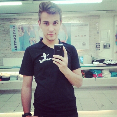 Sou uma pessoa de bem com a vida..saio com os amigos e curto dar muita risada!! enfim uma pessoa normal VivendoOOo!