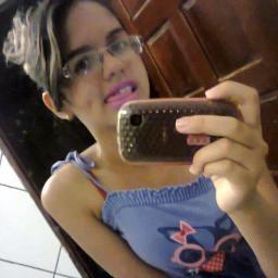 Não sou grossa, sou sincera. Não sou estúpida, só sei o meu lugar . Não curto muito forçar simpatia não, então não vem cobrar. E sou legal com quem e comigo (: