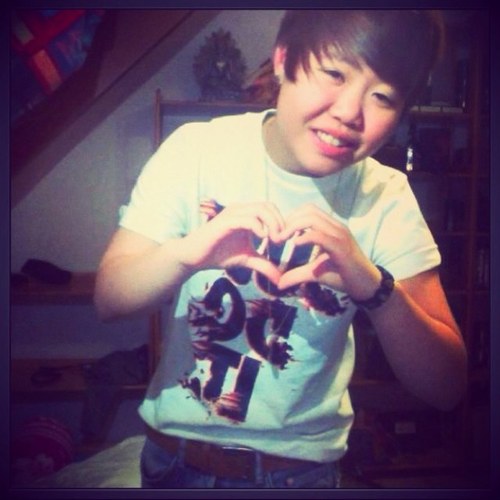 ชื่อ มิ้นคับ :D thx for follow นะคับ ตอนนี้โสด จีบได้นะคับ ^^ แอบโปรโหมนิดๆ 555 เราสบายๆ คุยได้หมด skype: mzz.original