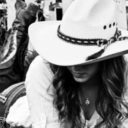 Country girl cutie with a rock-n-roll bootie. 
#BabyAnon