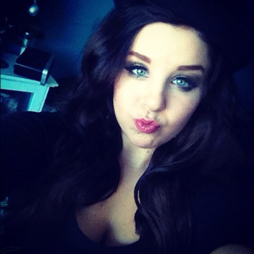 Im 17, obsessed with working out, pink, Victoria's Secret, reading books, and i drink WAY to much coffee!