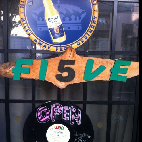 池袋Living bar FI5VE(営業時間18:30〜24:30 第二、四火曜、毎水曜定休日)のマスターです。音楽ディレクション、プロデュース、コンポーズ、ヴォイストレーニング等、FI5VEに集う仲間達のエンタテイメント活動を応援しています！代表曲は1986年発表「バレンタイン・キッス」かな？