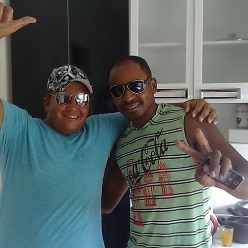 Fanáticos por moda setaneja,formamos essa dupla. E esperamos muito trabalhos pela frente. Tamo juntos e misturados!!!!!!!!!! http://t.co/DFO17viL
