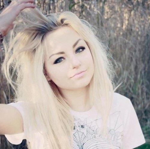 Nací. Era normal. Descubrí los unicornios. Me leí the hunger games. Me enamoré de cinco idiotas. Descubrí que soy la hija perdida de Skrillex, y sigo viviendo.