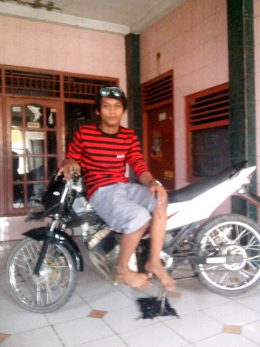 Sering d,bilang sOmbOng-jutek+cuek !! Pdhal mah pEmaLu pake baNget itu lah gw... Dan paLing benci Orang pMbo'Ong !!