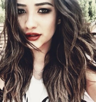 Flawlessario's profile picture. Feed me cookies and we good.