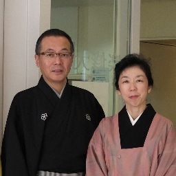 高田渡と一緒に住んでいました。従って、マグロの刺身は嫌い。勿論、原発は大嫌いです。同じ爆発でも岡本太郎は気に入ってます。堀越千秋もイイ。自分では画家の家系と思っていますが空想も描けない。音楽は何でも好む。長唄を嗜み、ときにはLIVEも。助っ人の妻、娘、甥は長唄三味線演奏家です。