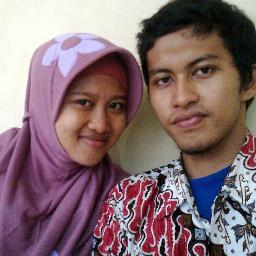 Student at Islamic State University Sunan Ampel Surabaya  | Melihat realita dan menyikapinya dengan sebuah karya | Loved Muhammad Mihrob so much.