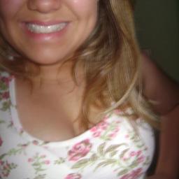 1997 , loira , chata , tem ciumes dos amigos , inglês. ama o perfeito do @luansantana ♥