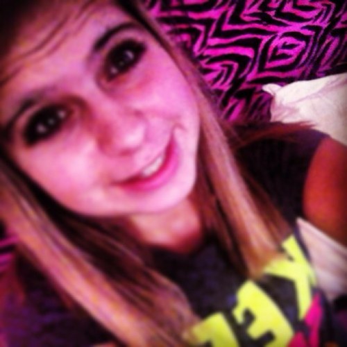 Hello my Beautiful people!! I Love you!! Follow me and ill follow back!!✌