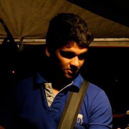 Cantor, compositor e instrumentista.