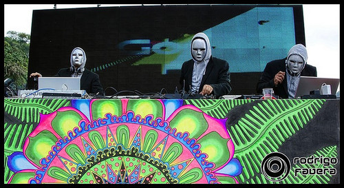 Seguinte esse twitter será seu dj virtual postarei eletronicos de todos os tipos e gostos, 24hrs por dia sem repetiçao