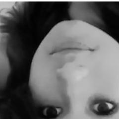 14 anos,já aviso: nao sou normal u.u amo comer hsauhs' @EduardaThais5 eh minha u.u