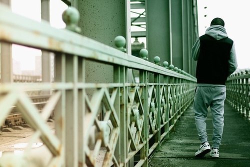 Театр? Зачем? Меня он и так окружает. Маскарад человеческой лжи, равнодушия. Игра чувствами и судьбами. Пафос. Лицемерие. Чем не спектакль?