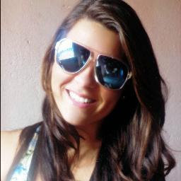 Alguém que não vive sem música,amigos e sorrisos'