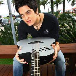 Por  luan Rafael eu escalo o evereste  com uma mão só eu me lanço  ao vento do  15° andar aprendo a voar pra te provar que sou sua fã e  sempre vou te amar♫♬
