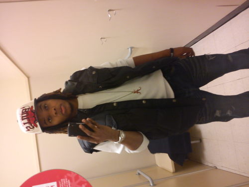 cool laid back 23 born 7/23/1988...all about (i) i give da rest of da vowels back!!!!