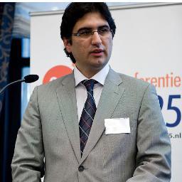 Memleketi dünya, ailesi tüm insalik olan bir dünya vatandaşı ve Hollandaca yayın yapan @deKanttekening gazetesi Genel Yayın Yönetmeni. Voor Nederlands @ceritm