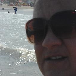 Sou a mãe, a companheira,a amiga ,a filha, professora,Sou a guerreira que Luta contrar o Câncer.Que só quer ser Feliz.. Que sabe que nessa Vida nada é em vão..