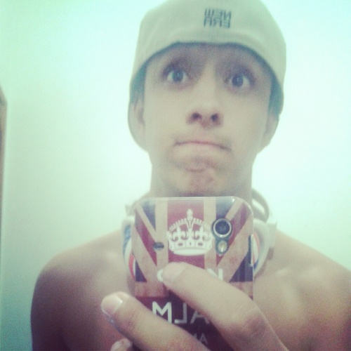 Dizem que sou chato, idiota,louco,fofo e ate mesmo bibolar. Pois é! É com esses defeitos e qualidades que eu sou feliz.Gostou? Segue ae o