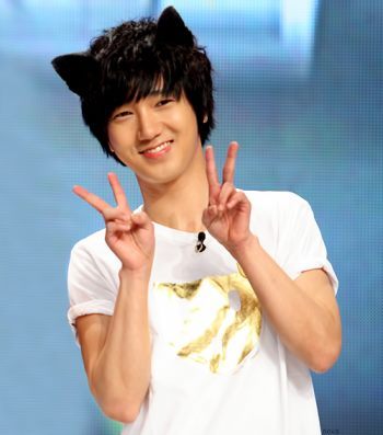 part of ELF especially CLOUDS. yesung oppa, saranghae ^^