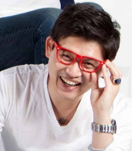 PR manager, LS Cable & System. 영어, 중국어, 사진을 끝내주게 잘하고 싶다. 절실하되 절박하진 말자