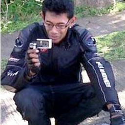 tinggi, kurus, pakek kacamata, kulit sawo matang, rambut ikal