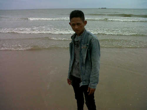 Wahyuabroad's profile picture. Hidup itu seperti ngebelah atmosfer yg berlapis lapis menuju rasi bintang yg paling manis :) Karna hidup banyak rasa :D