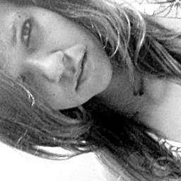 Atriz, cantora, compositora e muito mentirosa KKKKKK,