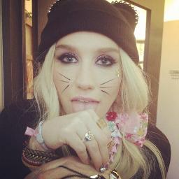 Aquí la mejor cuenta de hechos sobre mi querida @Keshasuxx 
DA CRÉDITO si tomas un #KeshaSHechos Los Hechos estan en favoritos
Creado: 31/08/10♪ Ke$haRock's