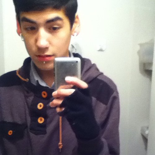 Ohay the names Zeke and im a gay tattoo artist who loves lights and also sings in a acoust band.