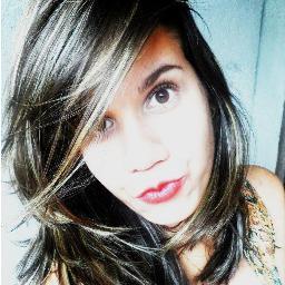 ”Um sorriso, um abraço apertado, uma música, estar com quem eu gosto, rir até a barriga doer… São coisas simples, mas que me fazem muito feliz.”