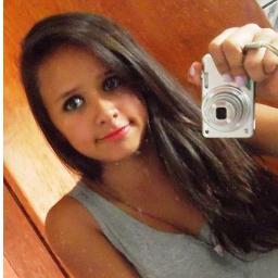 Morena,Canceriana,olhos castanhos escuros.:)