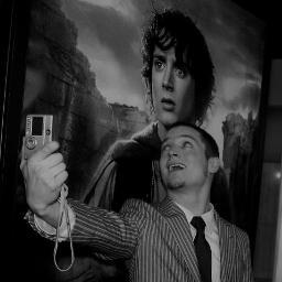 Muitos que vivem merecem morrer e alguns que morrem merecem viver. Pode resolver essa situação, Frodo? Não seja tão apressado em julgar os outros