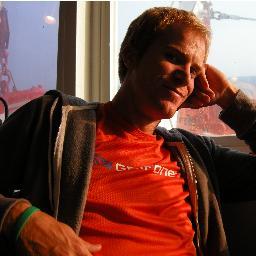 Mestre d'Educació Física a Primària. Llicenciat en INEFC. Ex-jugador i entrenador d'handbol. GAUDIR I APRENDRE