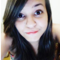 Excêntrica, leitora, chocólatra, namorada do Bruno, louca por moda, bobinha, viciada em MPB, poetisa nas horas vagas e adora animais, principalmente dragões.